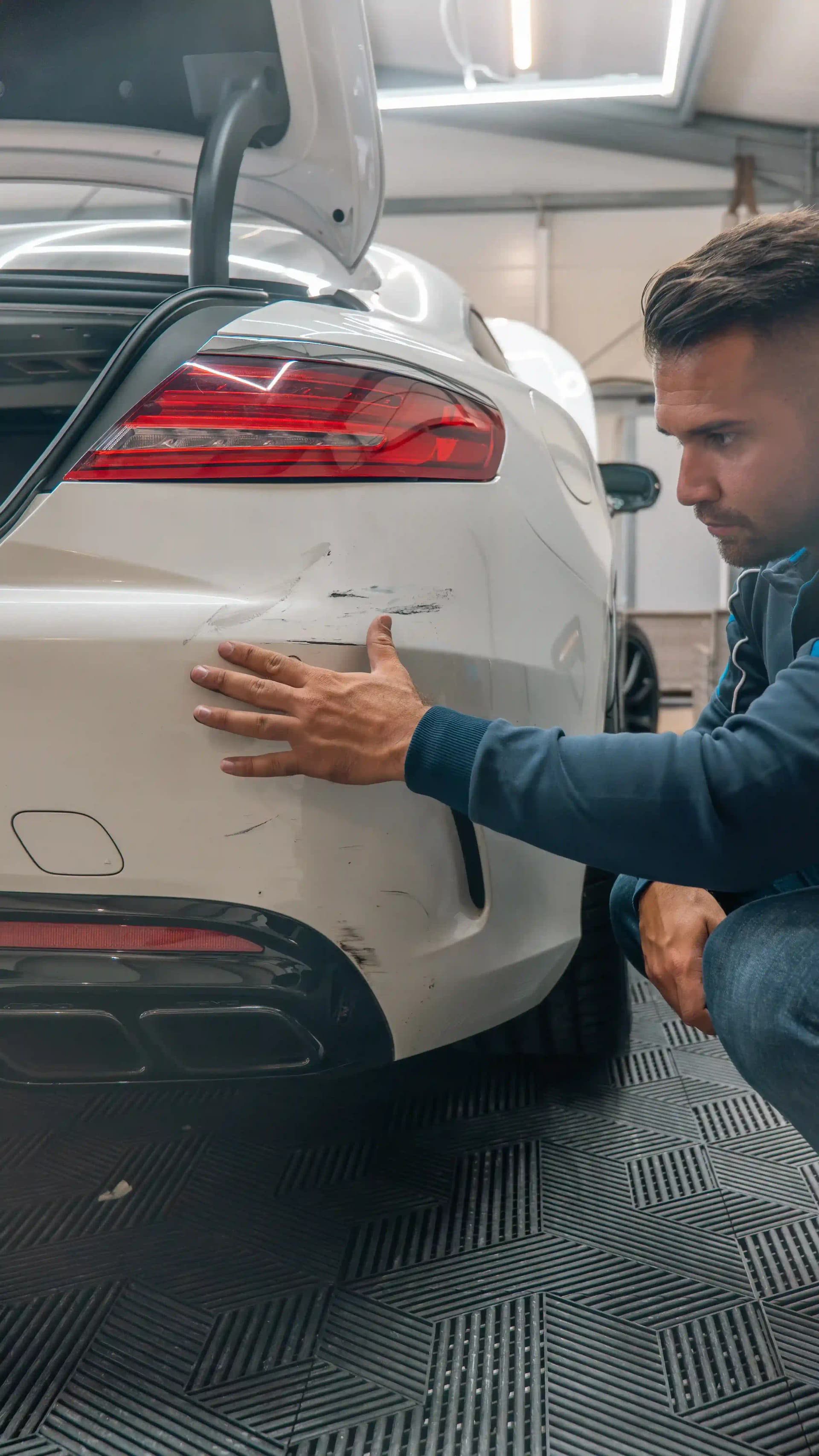 Kfz-Gutachter erstellt Schadenbericht am Fahrzeug