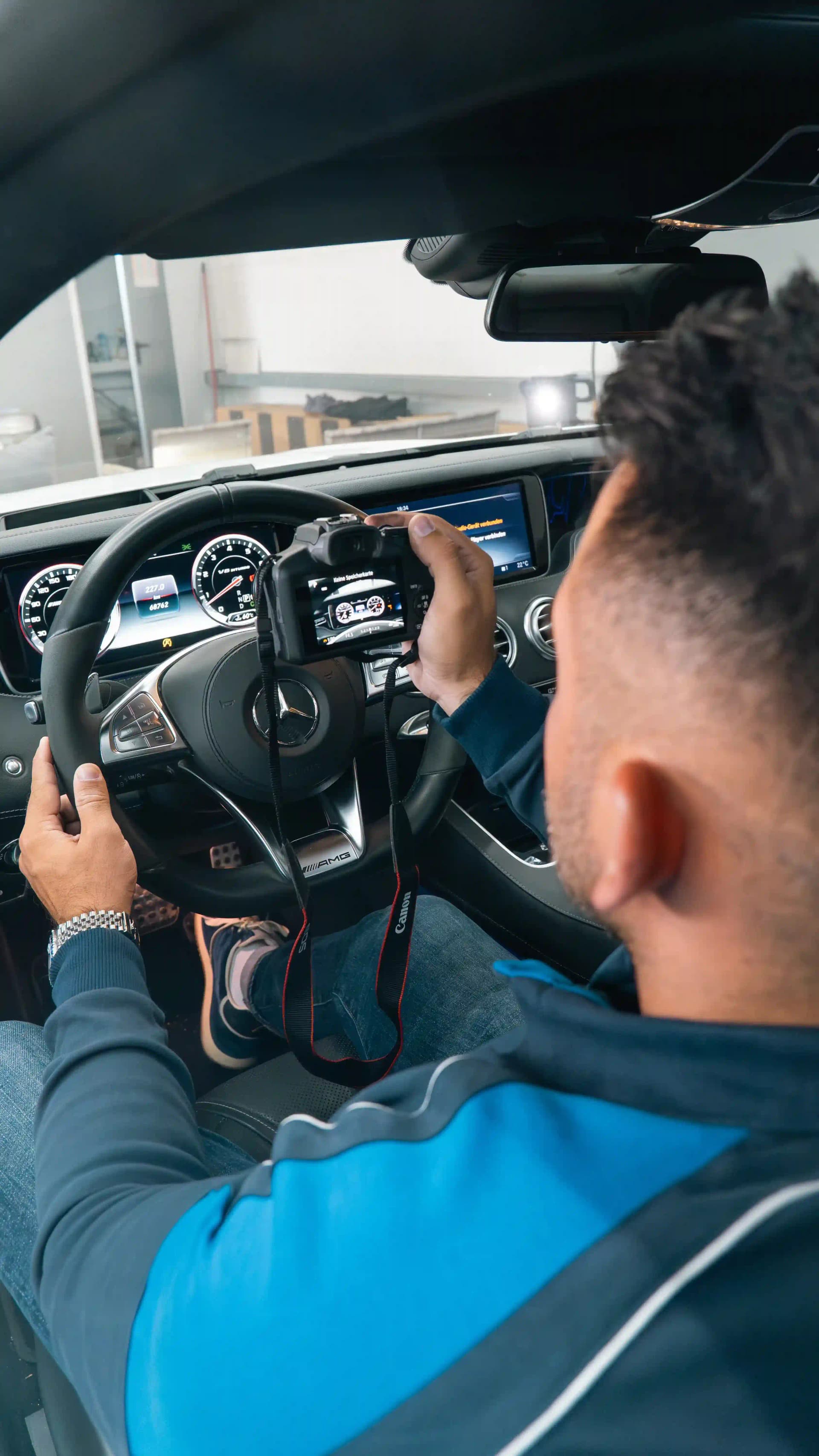 Kfz-Sachverständiger bei der detaillierten Fahrzeugprüfung in Hannover